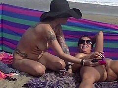 Pasangan persembahan sensual mendedahkan ketelanjangan mereka di pantai