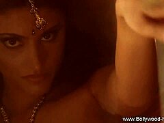 O frumusețe indiană își arată mişcările senzuale într-un videoclip softcore