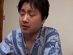 Первая сексуальная встреча японских мачех-мачех с молодым партнером