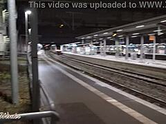 Busty blonde Duitsers hebben hete seks in een openbaar treinstation