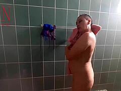 Regina Noir, eine nackte Haushälterin, nimmt eine Dusche und rasiert sich unter Beobachtung die Muschi