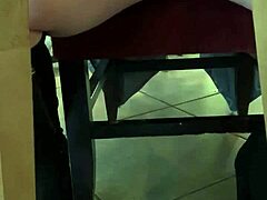 HD-video van een hete babe die haar lingerie en trillende slipjes in het openbaar laat zien