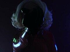 Арья Грандер, одетая в латекс, соблазняет своими звуковыми навыками ASMR для сеанса фетиша Хэллоуина