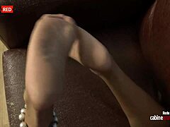 Bianca Naldy geeft een footjob aan een fetisjist en masturbeert zijn penis met haar voeten