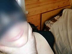 성욕이 넘치는 MILF는 BDSM 욕망을 채우기 위해 집에서 만든 얼굴 섹스와 촉촉을 사용합니다