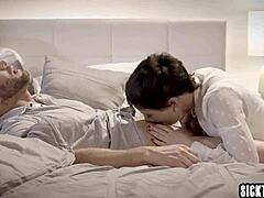 Olive Glass, vestida de lencería, recibe sexo vaginal y anal de un hombre en este caliente video porno MILF