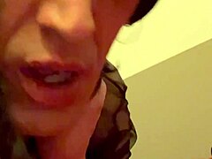 Franse shemale geniet van hardcore anale seks in een keten in Marseille