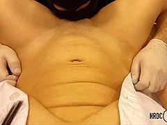 Amatörsköterska slickar och fingrar patientens fitta för att nå orgasm i latexhandskar