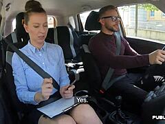 Студентка-водительница получает крупный план своих естественных сисек