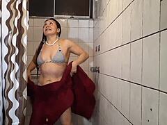 Une MILF sensuelle affiche son corps tonique sous la douche avec sensualité