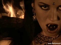 Erotik indisk milf retar och förför i hennes softcore-teasingvideo