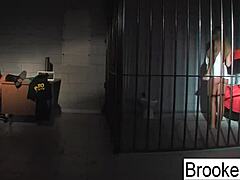 Η Brooke Brand Banner πρωταγωνιστεί σε ένα καυτό πορνό βίντεο ως αστυνομικός και κρατούμενος