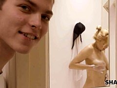 Venäläinen kypsä nainen viettelee perverssiä naista ajeltujen pillunsa avulla kylpyhuoneessa