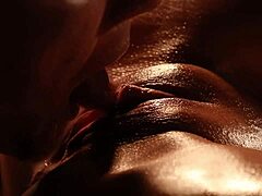 Sensuel massage med en kurvet pornostjerne i undertøj