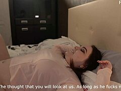 Молодая жена занимается чувственным рукопожатием и оральным сексом, наблюдая, как ее киска наполняется