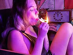 Dojrzała przyrodnia siostra oddaje się fetyszowi palenia