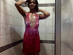 Ebony MILF tar en våt och vild dusch lek med rosa spetsbyxor