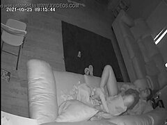 Echte vrouwelijke orgasme gevangen op verborgen camera met geile babysitter