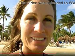 Μια γυναίκα από την παραλία κάνει σόλο σε ένα softcore βίντεο