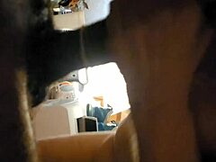 Ένας καυλιάρης γείτονας κάνει πίπα σε ένα μεγάλο μαύρο πέος σε ένα σπιτικό βίντεο