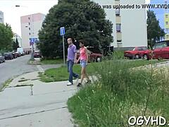 Una coppia anziana e giovane si impegnano in sesso violento in un video porno amatoriale