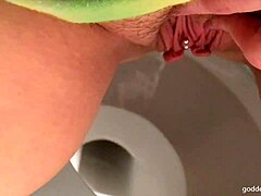 امرأة هواة تخرج ريحا وتتبول على المرحاض في فيديو جنسي