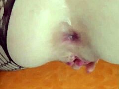 Мащехата с голям задник е силно чукана и получава сперма в задника