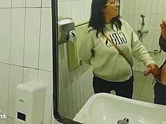 Una latina tetona es follada por un extraño en un baño público