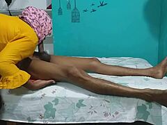 A madrasta indiana de rabo grande faz sexo oral e é fodida com força