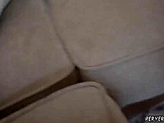 Извратеното лице на Шери Девълс се показва в това MILF порно видео