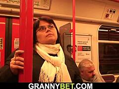 Un jeune homme rencontre une femme âgée aux gros seins dans le métro
