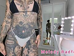 HD-video af Melody Radfords transskønhed, der prøver en mikro-bikini og en spænde-g-streng