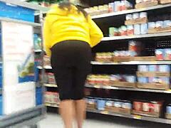 Wanita kulit hitam mempamerkan punggungnya yang besar di kedai