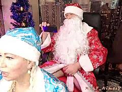 Žena na kolenih in dekle Božička v super resničnem domačem videu