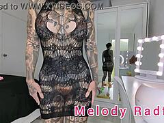 Melody Radford, una mora dilettante, prova lingerie trasparente