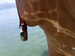Amatörhemmade video av en het och sexig mamma med extrema piercingar och fitta byter ringar på stranden