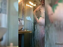Video melancap buatan sendiri seorang gadis dengan pantat besar dalam bilik mandi