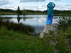 امرأة ترتدي البيكيني ترقص على البحيرة