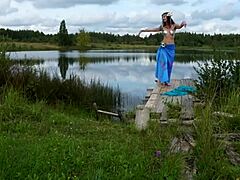 Mulher de biquíni dançando no lago