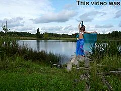 Дама в бикини танцует на озере
