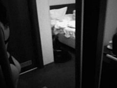 Anna, uma milf russa, faz sexo oral em um quarto de hotel