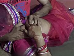 Nuori intialainen vaimo nauttii kovaa seksiä ja suihin kotitekoisessa pornoelokuvassa