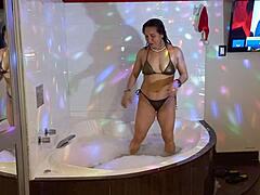 Masa mandi air panas untuk MILF panas dengan badan melengkung