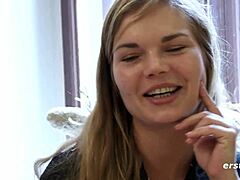 Девушка-любитель из Дании наслаждается анальной игрой со стеклянным дилдо