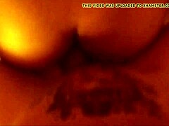 Una hermosa mujer gorda con grandes pechos recibe sexo en su coño y culo en un video casero