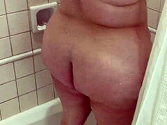 자연스러운 큰 가슴과 엉덩이를 가진 아마추어 아내가 호텔 방에서 샤워를 하고 있습니다