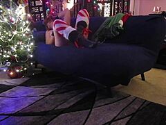רדוויף סקסית סטפיס חג המולד 2 רוקדת את הכוס שלה ונותנת להנאה מינית כפולה