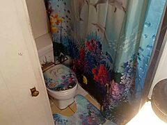 Amatérsky pár zachytený skrytou kamerou v kúpeľni
