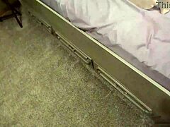 La hijastra asiática es follada por su padrastro en la cama