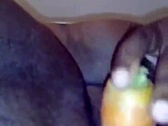 Eine reife indische Frau mit einem großen Hintern und großen Brüsten genießt sich mit einer Karotte